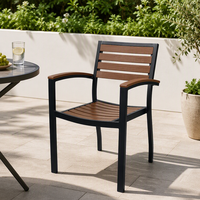 Fauteuil d'extérieur empilable avec structure métallique et assise à lattes noire pour terrasse et jardin