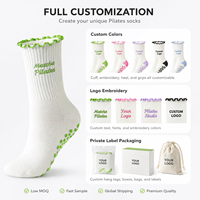 Chaussettes de Pilates personnalisées antidérapantes avec grip en silicone et revers à volants – Fabricant OEM/ODM en marque blanche
