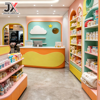 Ensemble d'étagères de présentation pour magasin de bébés, design personnalisé, étagères murales colorées pastel, produits pour bébés OEM, comptoir de vente au détail, solution clé en main