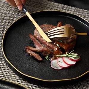 Precio de fábrica, venta al por mayor, plato plano para servir con borde dorado de gres, platos negros de cerámica mate, plato de cena para cafetería, restaurante - Product Image 3