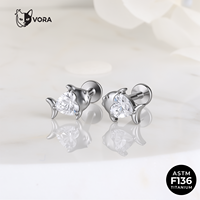 Anting-anting titanium G23 ASTM F136 bentuk hati dengan ulir dalam, bertabur CZ, untuk anak-anak, cocok untuk tulang rawan telinga, helix, dan tragus.