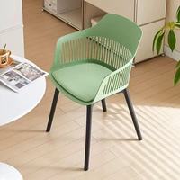 Chaise de salle à manger moderne minimaliste évidée avec dossier en plastique épaissi et pieds en métal pour usage domestique, salons de thé et pâtisseries