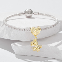 Breloque chat plaquée or avec cœur sur le dessus, pendentif animal mignon, bijou unisexe, cadeau