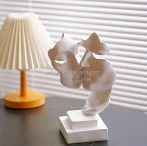 Scultura in Resina Dorata Coppia Pensatori che si Baciano, Statuetta Artistica Astratta del Silenzio, Decorazione per Scrivania e Casa, Amore alla Moda - Product Image 3