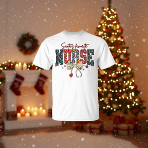 Camiseta Navideña con Diseño Festivo para Enfermeras, Favorita de Santa - Product Image 3