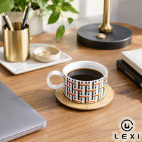 Ensemble de tasses à café en céramique à motifs géométriques modernes avec soucoupe en bambou et support en métal doré, design empilable pour la maison, le bureau et la cuisine