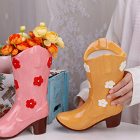 Vase en céramique en forme de botte de cowboy peinte à la main par Redeco, vase à fleurs créatif personnalisé pour cadeaux et décoration intérieure