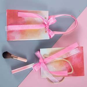 Sacs en papier cartonné noir et rose personnalisés avec logo KM pour cosmétiques, vêtements et cadeaux - Product Image 2