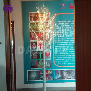 Lumière LED d'extérieur élégante et étanche en forme de bouleau pour décorations de parcs, de places publiques et de jardins – En vente - Product Image 4