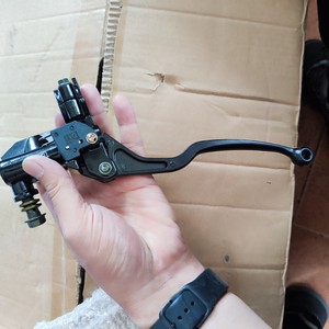 Poignée de moto en vente directe du fabricant poignée GN petite pompe de frein à couronne avec couvercle en aluminium pour Suzuki GS125 - Product Image 4