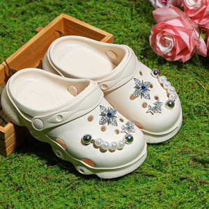 Sandales de plage légères et antidérapantes en EVA pour filles, pour l'été et le quotidien, sabots avec breloques florales, caractéristiques antidérapantes - Product Image 5