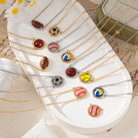 Collier tendance personnalisé en laiton plaqué or avec pendentif basketball/baseball, perles et imitation perle pour femme – Idéal comme cadeau