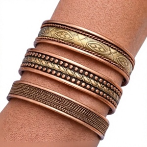 Bracelet thérapeutique en cuivre pur à motif bicolore gaufré, bijou en métal tendance au design exquis - Product Image 1