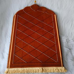 Vente en gros de tapis de prière <span class=keywords><strong>pour</strong></span> adultes en flanelle épaissie à franges <span class=keywords><strong>pour</strong></span> le Hajj de <span class=keywords><strong>la</strong></span> <span class=keywords><strong>Mecque</strong></span> musulmane tapis de prière à approvisionnement direct d'usine - Product Image 4