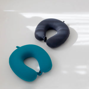 Oreiller de <span class=keywords><strong>voyage</strong></span> portable en tissu peluche doux et mousse à mémoire de forme pour soulager les douleurs au cou pendant les longs vols et les voyages en voiture - Product Image 4