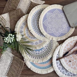 Napperon rond <span class=keywords><strong>en</strong></span> <span class=keywords><strong>jute</strong></span> avec imprimé floral <span class=keywords><strong>tapis</strong></span> <span class=keywords><strong>de</strong></span> tasse <span class=keywords><strong>de</strong></span> table <span class=keywords><strong>de</strong></span> dîner <span class=keywords><strong>de</strong></span> <span class=keywords><strong>cuisine</strong></span> résistant à la chaleur vente <span class=keywords><strong>en</strong></span> gros - Product Image 2