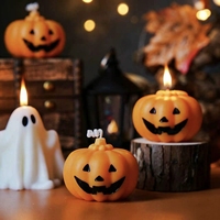 Handgefertigte kreative Duftkerzen in Kürbisform für Halloween, als Geschenk für die Feiertage und zur Heimdekoration im Großhandel.