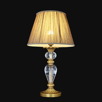 VH Petite lampe de table classique en laiton pour le salon et la chambre à coucher Lampe de bureau d'art décoratif gravée en cristal ornée de tissu chaud