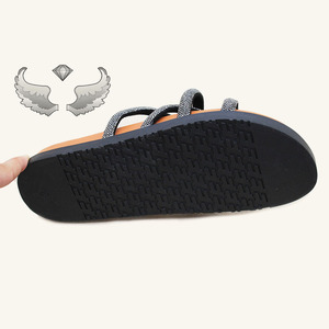 Nouvelles pantoufles et sandales pour femmes à semelle plate antidérapante, confortables, décontractées, en forme de goutte d'eau, durables et à la mode. - Product Image 6