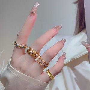 Anillo de dedo ajustable con diamantes de imitación y corazón chapado en oro vintage - Product Image 6