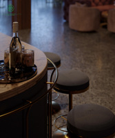 Canapé banquette de luxe en velours capitonné incurvé, comptoir de bar personnalisé avec étagère de présentation de vin pour mobilier de discothèque et de lounge à cocktails