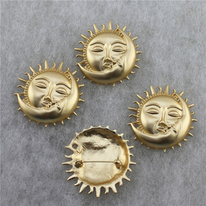 Elegante antico sole e luna spilla nuova moda oro opaco bacio nebbia spilla in metallo con placcatura in oro tema amore - Product Image 3