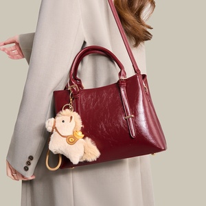 Borsa Rossa, Elegante e Capiente Borsa a Tracolla, Semplice e Versatile per Donne, di Alta Qualità e Tendenza Casual - Product Image 6