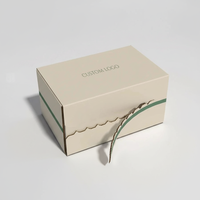Boîte d'expédition en carton ondulé imperméable à ouverture facile avec bande déchirable, en matériaux recyclés, doublure en mousse, logo personnalisé en relief, pour achats en ligne