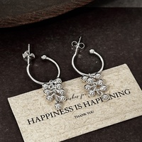 Schicke Sterling Silber Perlen-Blumen-Creolen mit Kugelanhänger, Feine Ohrstecker