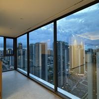 Ventanas panorámicas de piso a techo para toda la casa. Ventanas fijas de vidrio. Puertas corredizas de vidrio personalizadas.