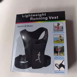 Chaleco de Running Reflectante Negro Multifuncional con Porta Celular y Bolsas de Hidratación para Hombres y Mujeres - Product Image 5