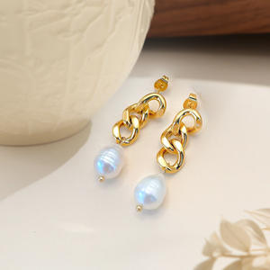 ต่างหูมุกน้ำจืดทรงหยดน้ำสไตล์บาโรกประดับทอง 18K พร้อมสายคิวบันสแตนเลสสตีล เหมาะสำหรับวันครบรอบ - Product Image 2