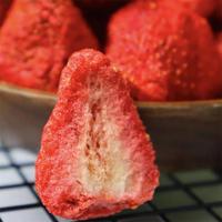 China Zoete Hele Knapperige Gevriesdroogde Aardbei Snacks Kant-En-Klare Groothandel