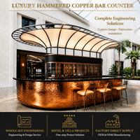 Comptoir de bar semi-circulaire en cuivre rouge martelé à la main, pour hôtel, complexe hôtelier, atrium, véranda