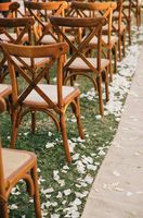 Chaises à dossier croisé en résine plastique naturelle pour extérieur, banquet style ferme, empilable, finition en bois, vente en gros en usine