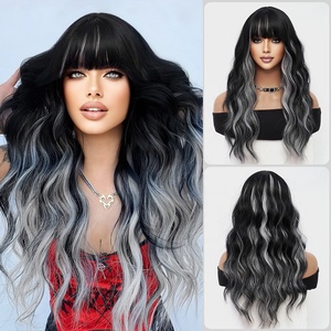<span class=keywords><strong>Peluca</strong></span> Sintética de Fibra Resistente al Calor <span class=keywords><strong>con</strong></span> Textura Ondulada y Reflejos Negros sobre <span class=keywords><strong>Gris</strong></span>, <span class=keywords><strong>con</strong></span> Flequillo Recto, Ideal para <span class=keywords><strong>Disfraces</strong></span> de Fiesta para Mujeres - Product Image 1