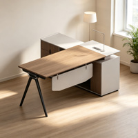 Bureau de direction en L moderne pour entreprise, avec rangement intégré et poste de travail de superviseur en coin ouvert