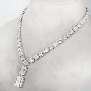 Collier en or blanc 18 carats de luxe très demandé avec diamants ronds et émeraudes, disponible à un prix abordable - Product Image 3