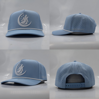 Casquette de baseball en polyester blanc de haute qualité, design personnalisé OEM BSCI, 5 panneaux, logo brodé, perforations découpées au laser, avec cordon