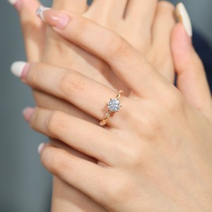 Anillo de Aleación de Moissanita de 1 Quilate, el Más Vendido, con Artesanía Italiana y Baño de Oro Rosa de 18K; Brillante y Envolvente - Product Image 4
