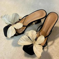 Nouvelles sandales pour femmes à bout carré et talon épais avec décoration de grand papillon 3D