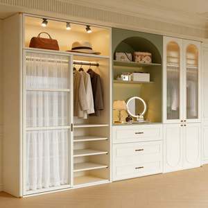 Armoire d'angle incurvée sur mesure avec panneau cintré et vasque intégrée |   Accents dorés et rangement éclairé par LED pour chambre à coucher de luxe - Product Image 6