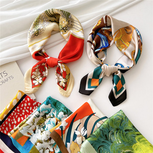 Sciarpe di <span class=keywords><strong>seta</strong></span> quadrate con stampa digitale personalizzata all'ingrosso con Design a fiore rosso <span class=keywords><strong>verde</strong></span> sciarpa di <span class=keywords><strong>seta</strong></span> con Logo stampato da donna sciarpe di raso - Product Image 4