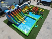 Parc aquatique gonflable géant commercial pour la plage, avec deux piscines à jets d'eau, plusieurs toboggans aquatiques, aire de jeux extérieure pour location estivale