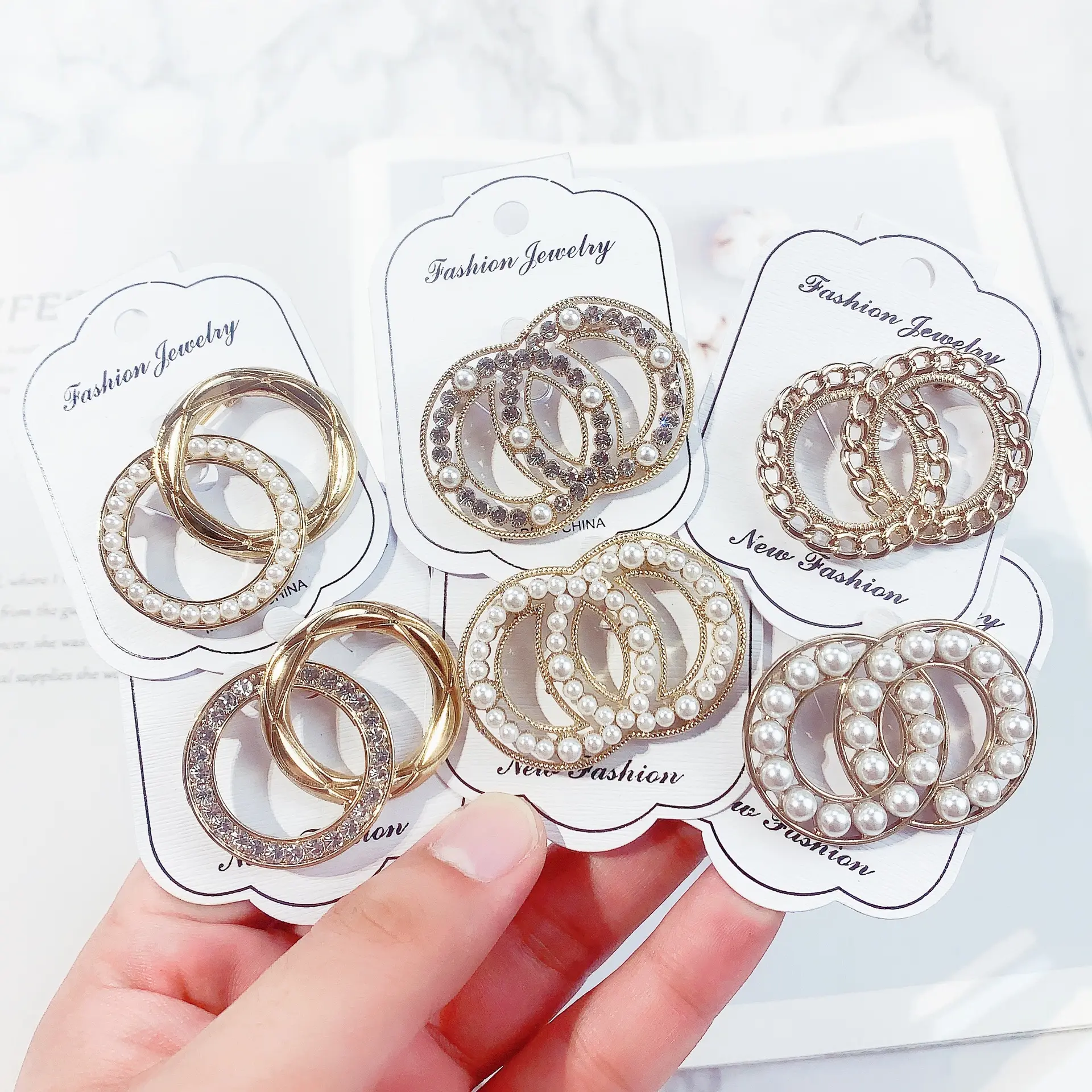 Wholesale Women luxury double CC designer crystal brooches pins korean pearl brooch