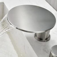 Robinet de salle de bain à 3 trous, finition nickel brossé, avec pommeau cylindrique à double moletage, design cascade à disque rond