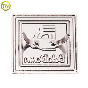 Logo de sac à main en cuir personnalisé Étiquettes métalliques carrées en alliage de <span class=keywords><strong>zinc</strong></span> Plaque d'identification émaillée en métal couleur argent pour porte-monnaie Réduction tarifaire - Product Image 3