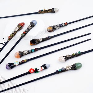 Bacchetta Magica in Legno con Cristalli e Gemme Naturali Fatte a Mano, con Drago e 50 Gemme d'Amore per Feste e Cosplay - Product Image 2