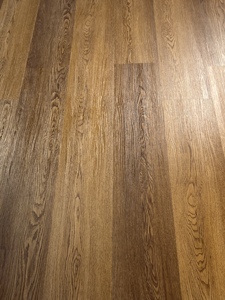 Suelo SPC Moderno con Acabado de Madera Oscura, Sistema de Clic, 8 mm, Resistente al Agua y a los Arañazos, de Alta Calidad para Uso Interior en Hogares y Comercios - Product Image 2