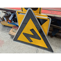 Panneau de signalisation routière triangulaire jaune en aluminium avec film réfléchissant de quatrième qualité pour indicateur de virage de sécurité